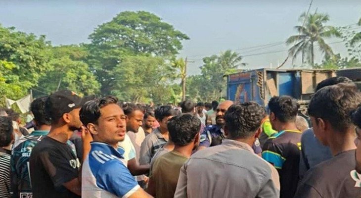 পাবনায় ট্রাকচাপায় স্কুল শিক্ষার্থীসহ ৩ জন নিহত, এলাকায় বিক্ষোভ